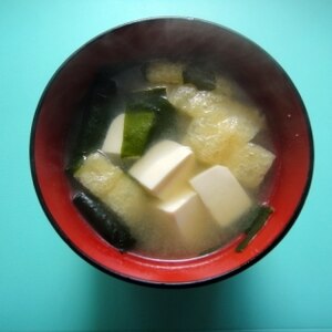 豆腐、油揚げ、わかめの味噌汁